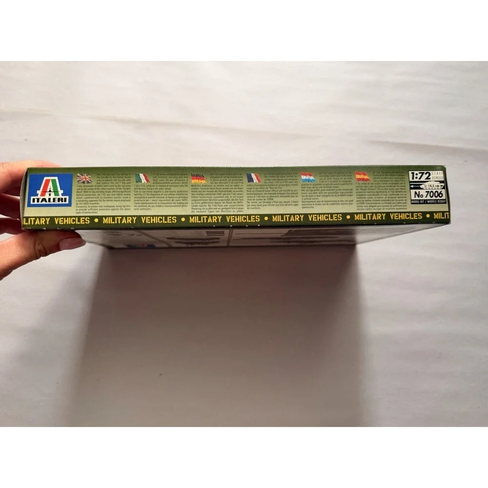 Italeri 7006 T-62 Main Battle Tank 1:72 Scale Military Model Kit Open Box
